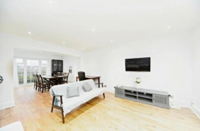 Spacious 5 bedrooms Family house in Purley
